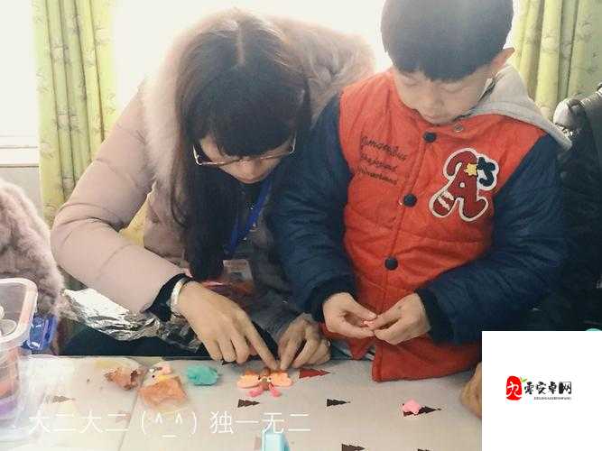 一边下奶一吃敷面膜视频:展现独特生活场景引发关注与思考