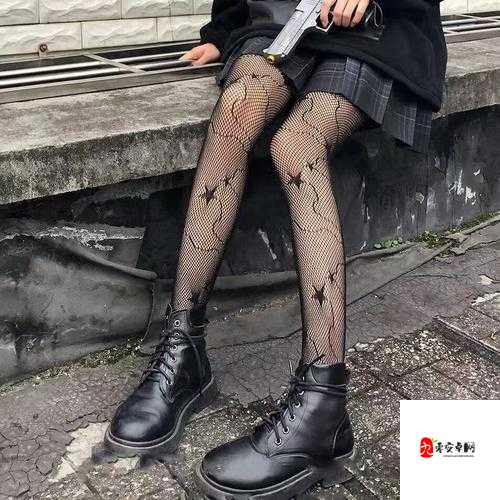 白色变态蕾丝超薄开档连身袜:极致诱惑的时尚单品