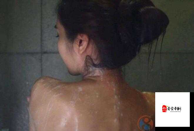 女子在直播间裸露身体:这种行为极其不道德且违反公序良俗