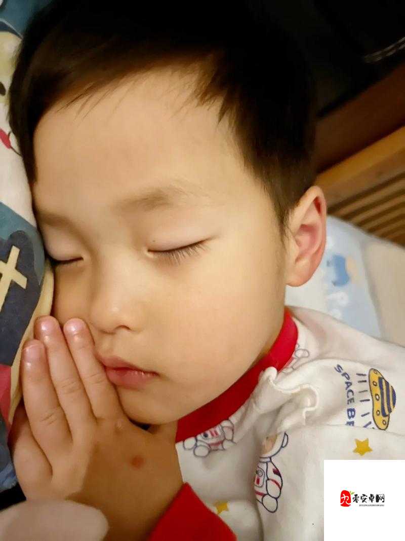 小男孩喜欢摸小女孩的脸怎么办:如何引导孩子正确表达情感