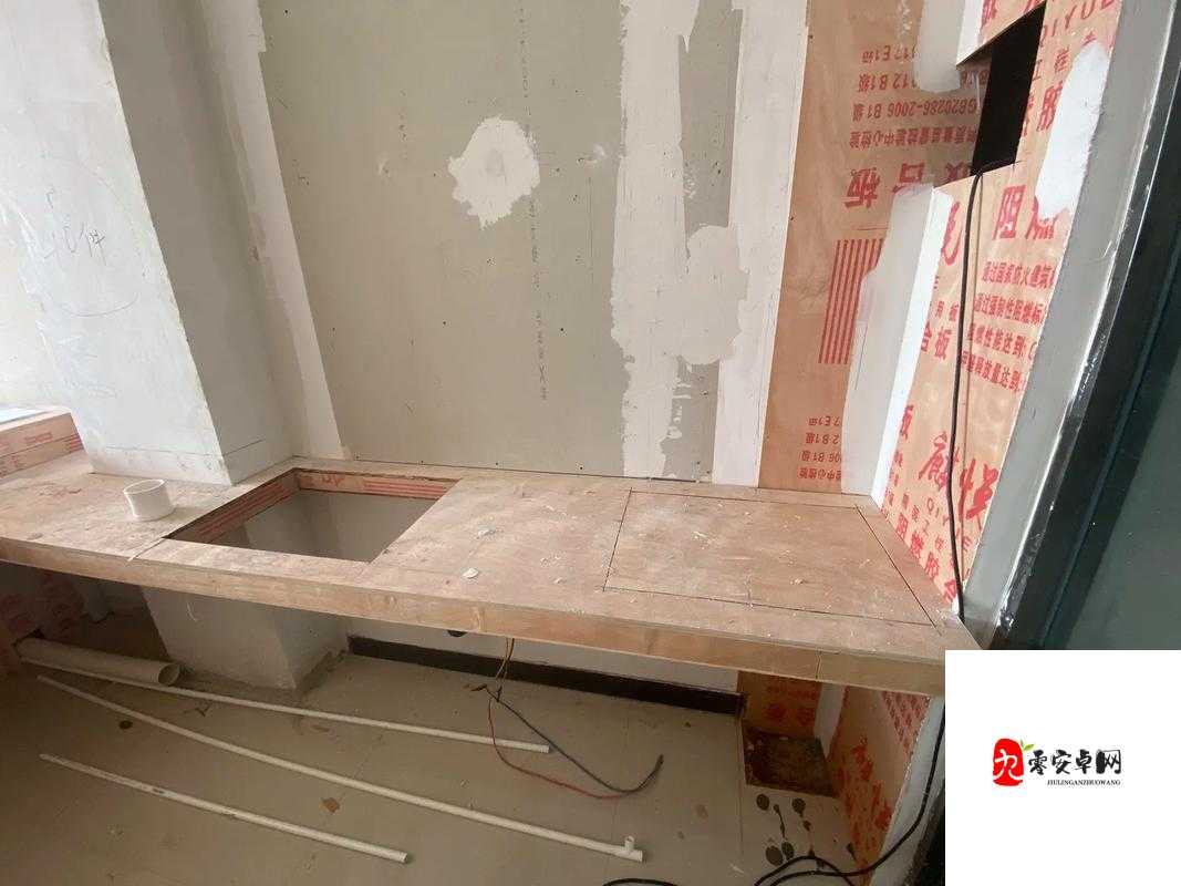 九个装修工人把我放在茶几上:这背后的故事究竟是什么