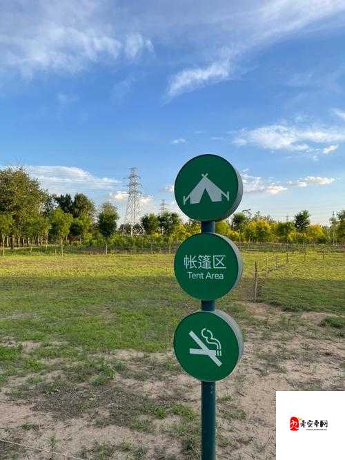 豆腐渣工程频现,开车需谨慎,对面站牌成警示