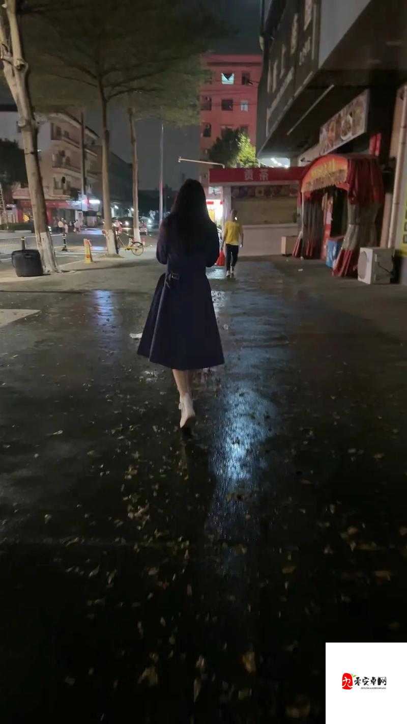 外回り中に突然の大雨一雨宿:雨中的意外遭遇与思索