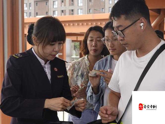 售票员小 Xue 严格查票,保障乘客权益