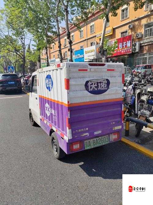 快递放门口忘拿,女子真空下楼取快递,却被 c 封禁账号,这是为何?