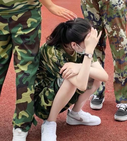 如何看待女班长在军训时因动作幅度过大导致上衣爆开走光的事件?