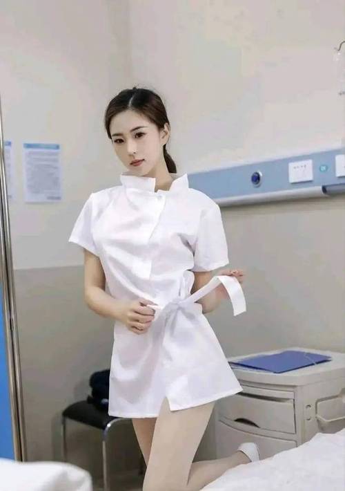 大胸爆乳美女护士的真实工作日常揭秘:她们如何平衡职业形象与个人魅力?