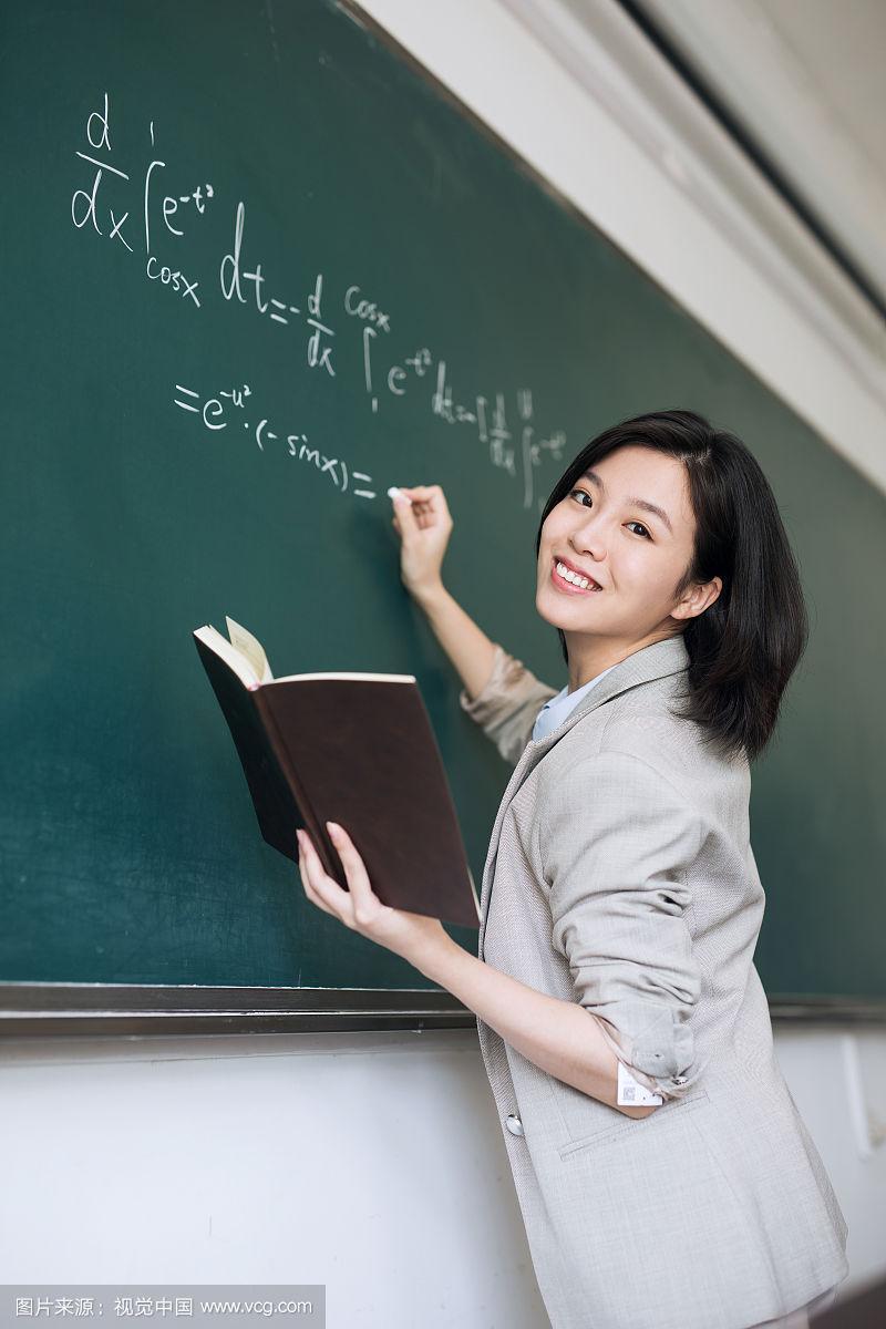 年轻女教师3韩国:禁忌的午后,欲望在粉笔灰中弥漫